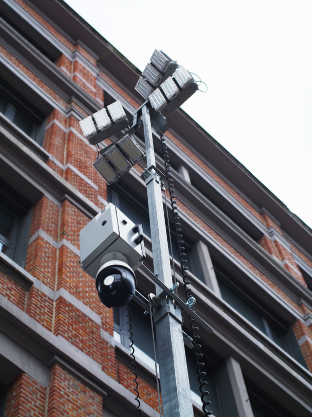 PTZ-camera gemonteerd aan lichtmast in straat